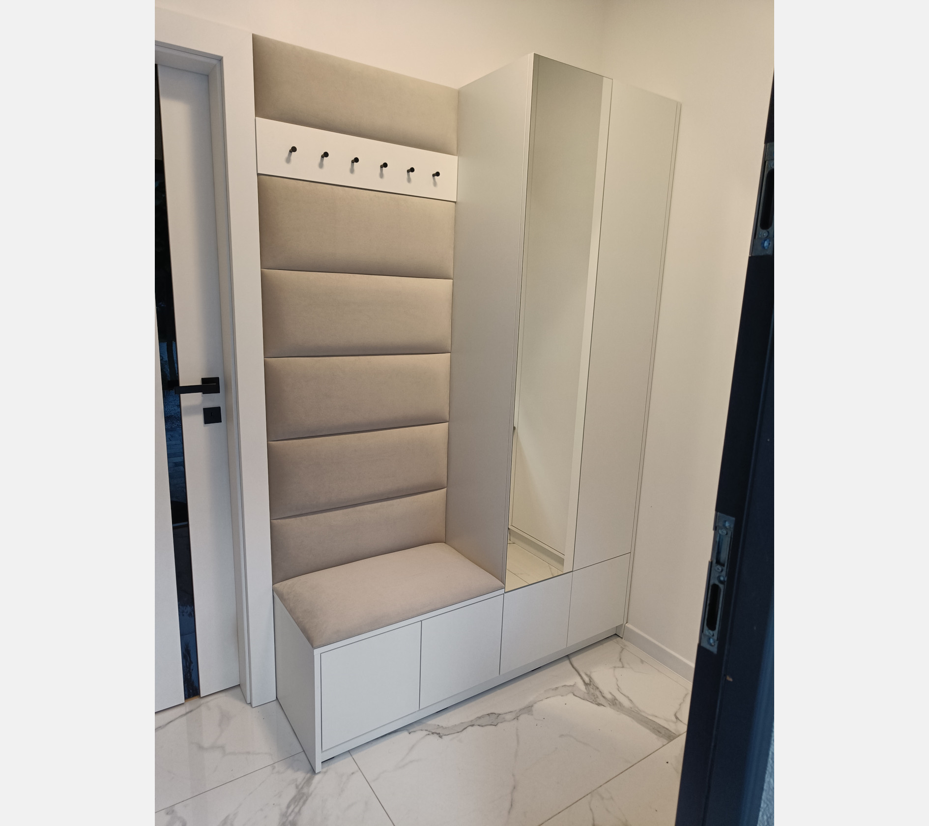 Garderoba z siedziskiem tapicerowanym