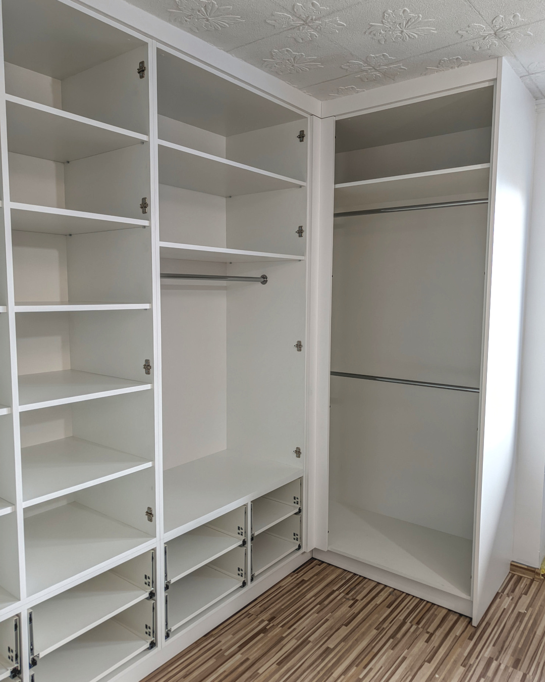 Wnętrze szafy-garderoby na wymiar