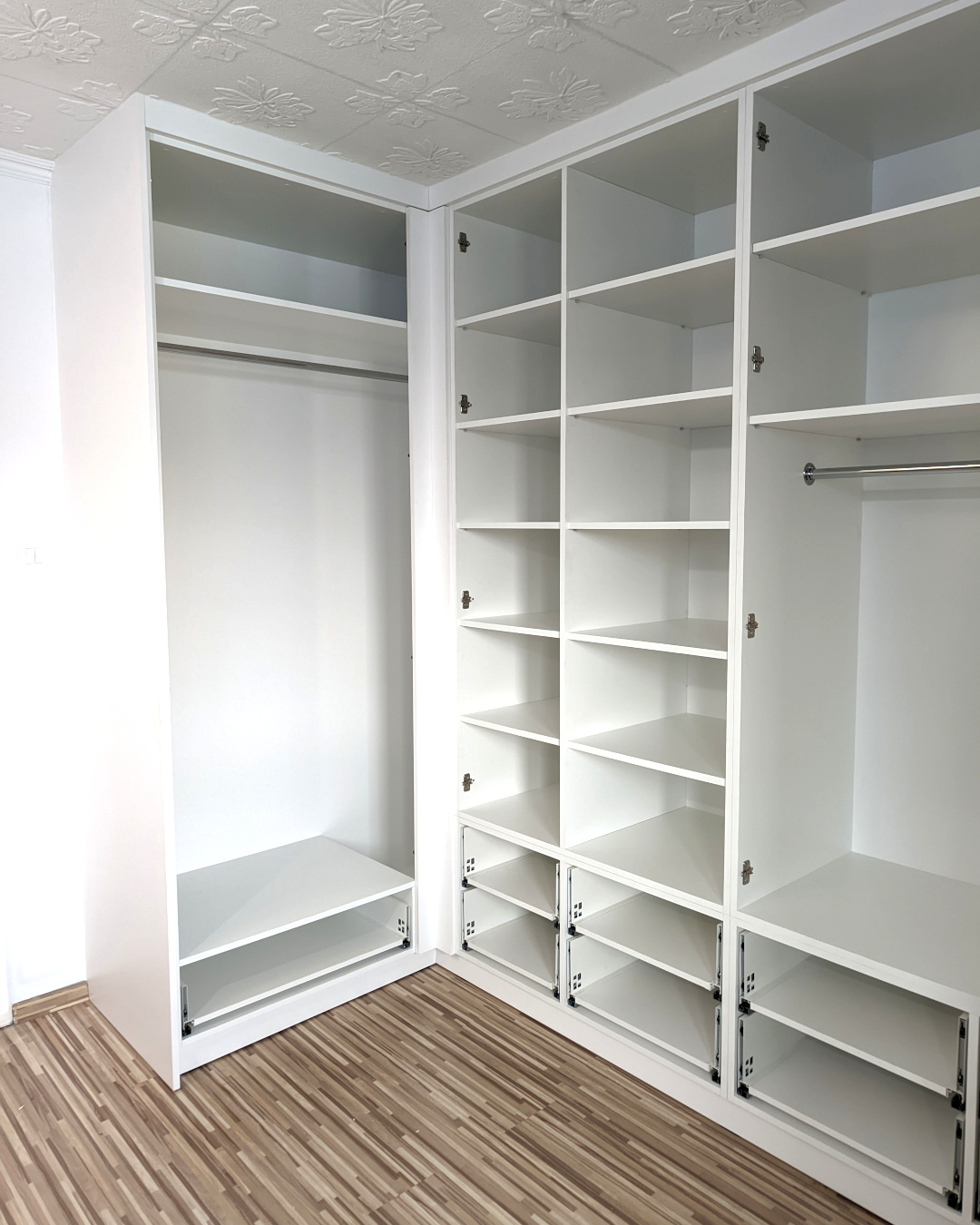 Wnętrze białej garderoby-szafy na wymiar w Kępnie